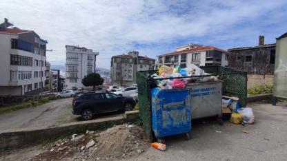 Koku pencereleri kapattırdı: Helvacı Sokak’ta çöp kabusu