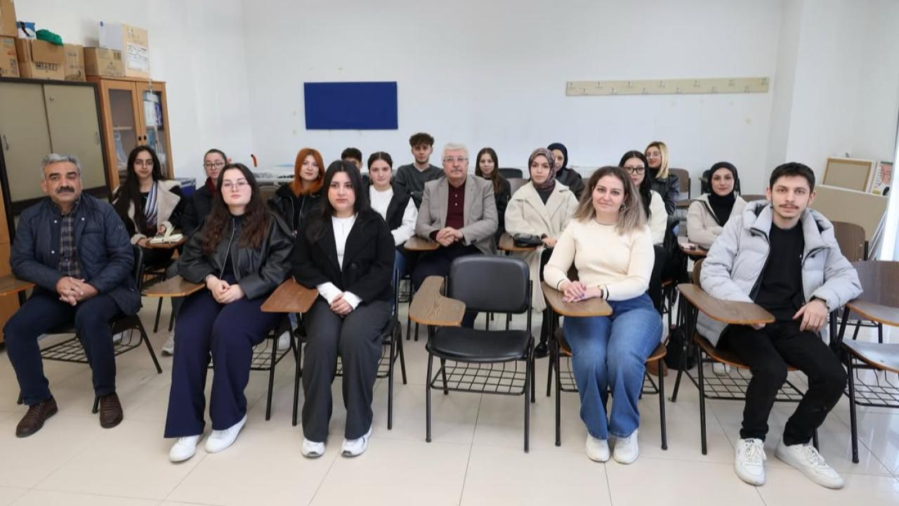 Rektör Taşdemir yeni açılan bölümlerde öğrencilerle buluştu