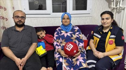 Sağlık personelinin telefonda uygulattığı Heimlich manevrası hayat kurtardı