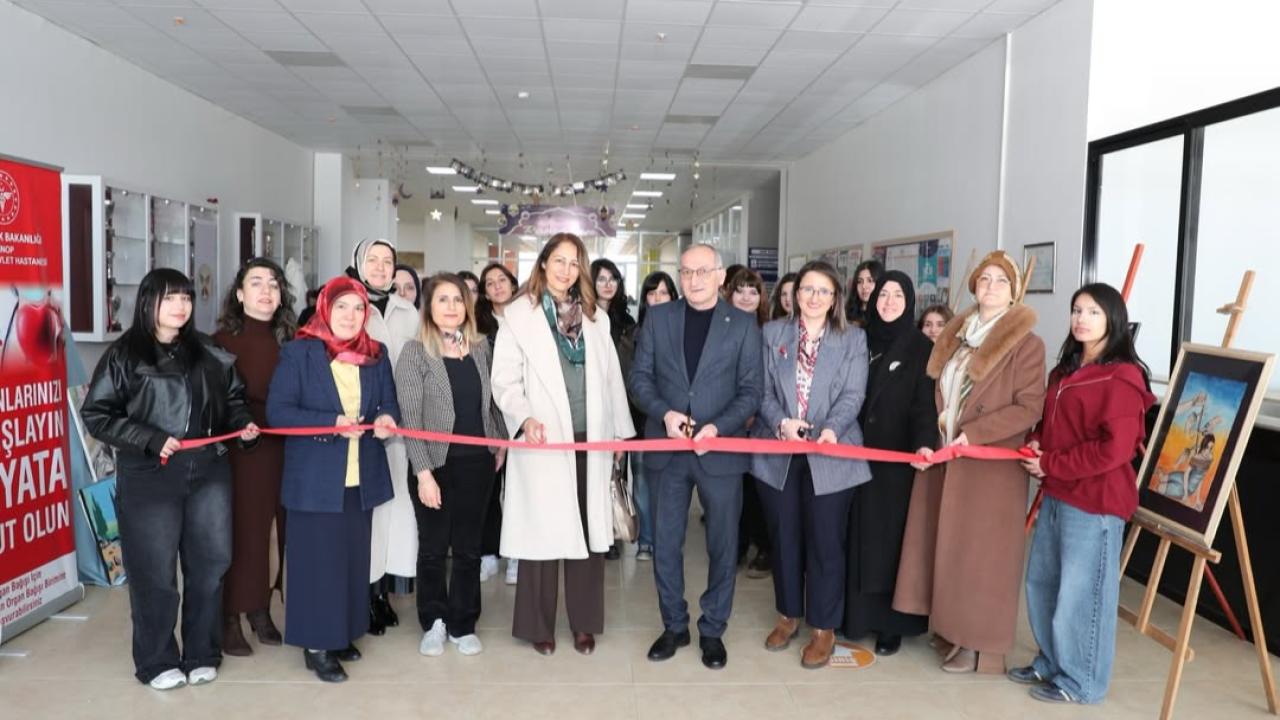 Sergi ve söyleşi ile kadına şiddete dikkat çekildi