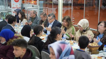 Sinop protokolü yetimlerle iftarda buluştu