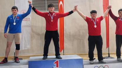 Sinoplu güreşçi minderde rakip tanımadı