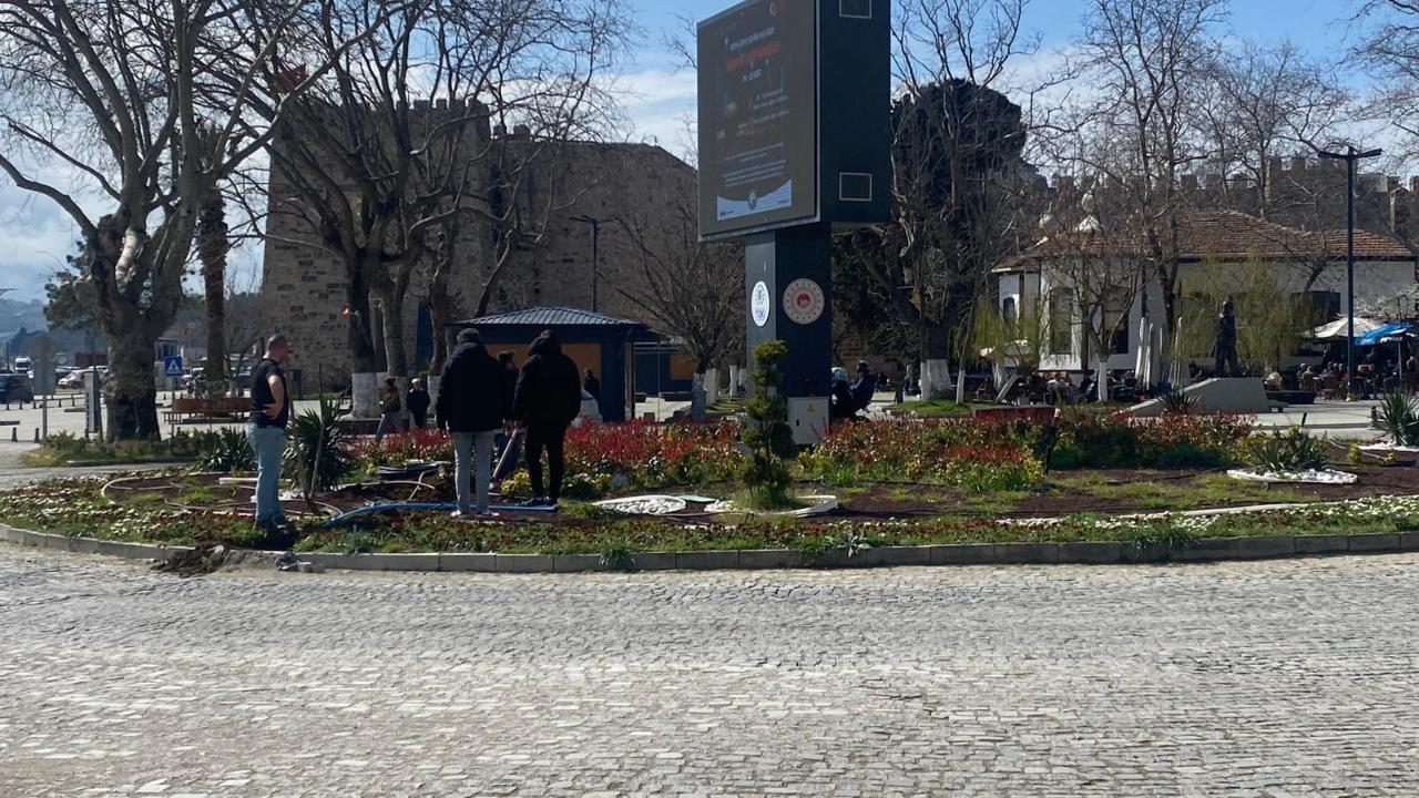 Sinop’ta belediye ekipleri, kent merkezinde çevre düzenleme çalışmalarını sürdürüyor.