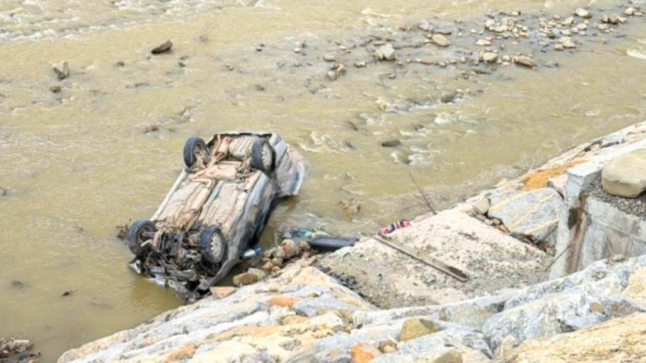 Sinop’ta otomobil çaya uçtu