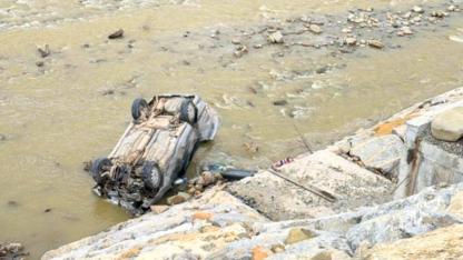 Sinop’ta otomobil çaya uçtu