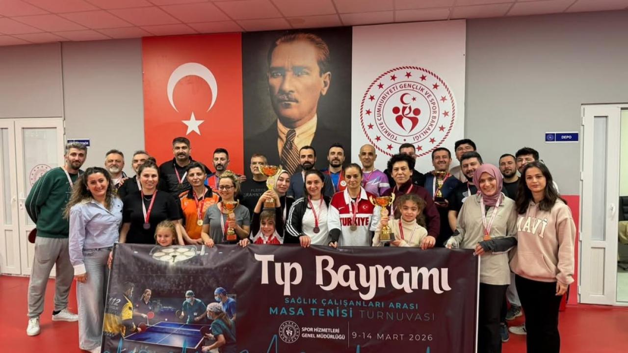Sinop’ta sağlıkçılar masa tenisi turnuvasında buluştu