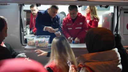 Sinop'ta vatandaşlara teravih sonrası tatlı sürpriz