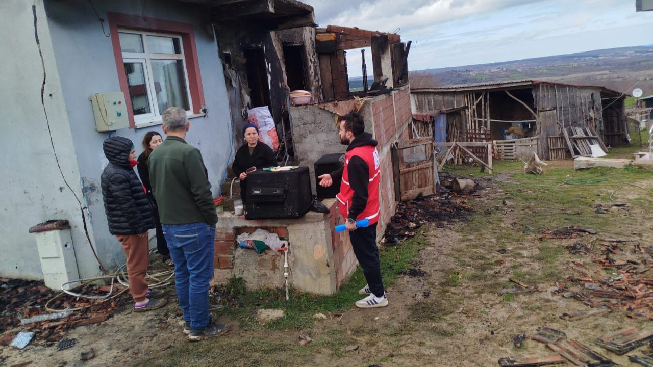 Sinop’ta yangın mağduru aileye Kızılay şefkati