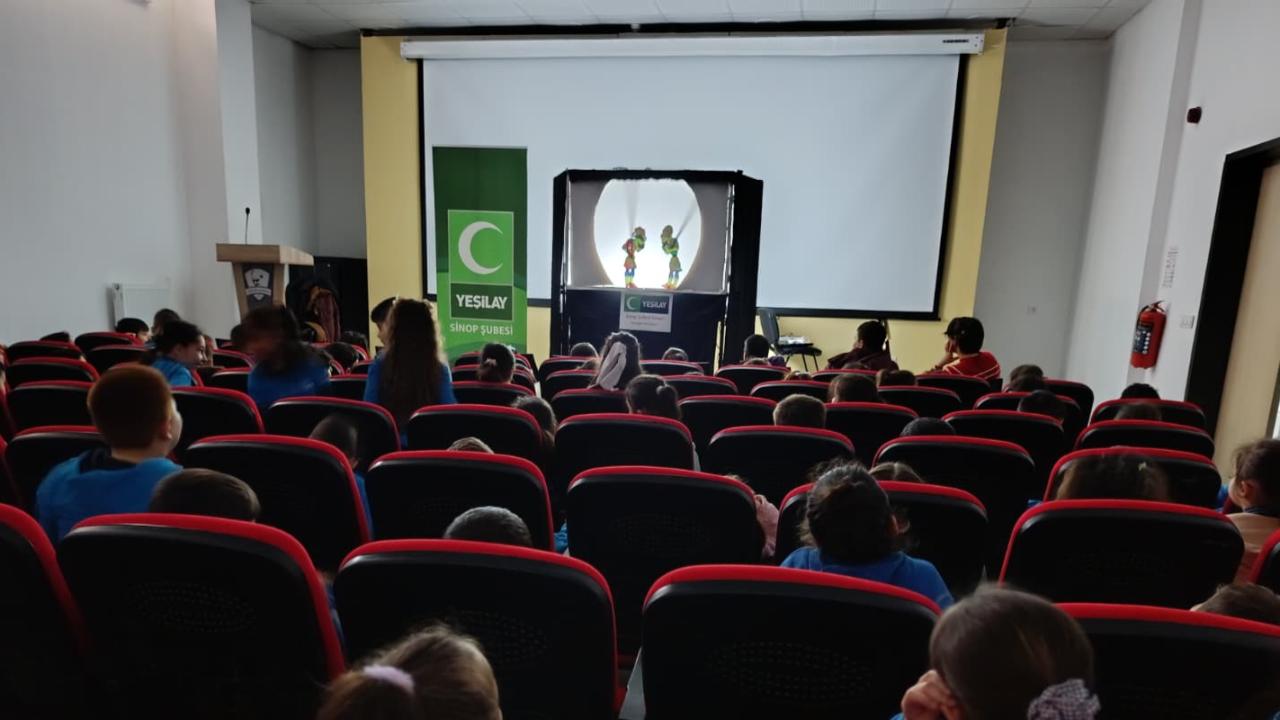 Teknolojinin bilinçli kullanımı Hacivat-Karagöz ile anlatıldı.