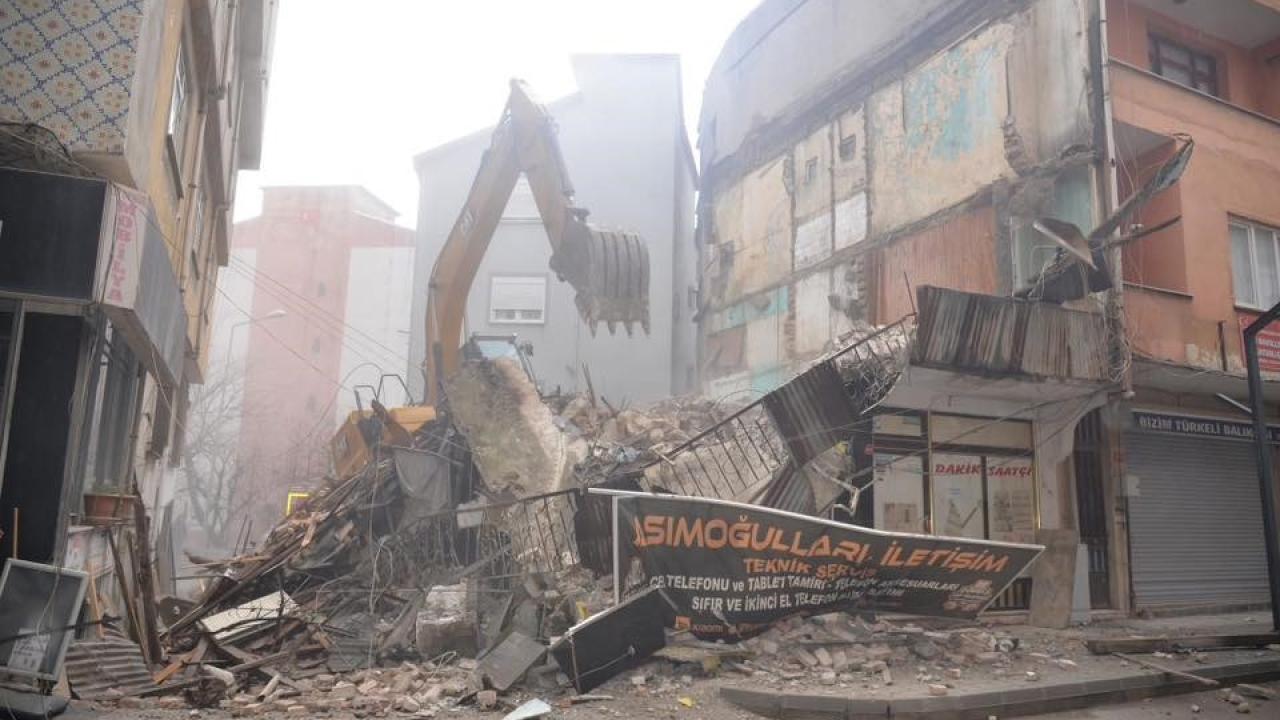 Türkeli'de metruk binalar yıkılıyor