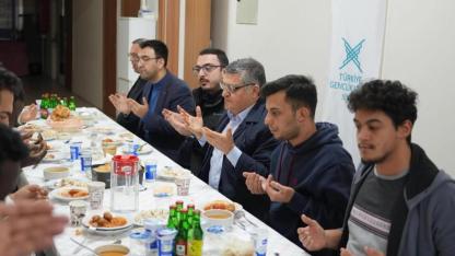 Vali Özarslan, iftar sofrasında üniversiteli gençlerle buluştu