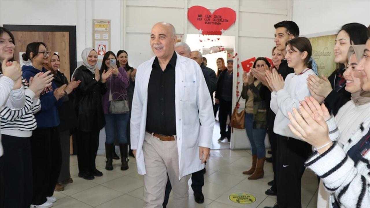 Yıllar önce mesleğe başladığı okuldan sürpriz veda töreniyle emekli oldu