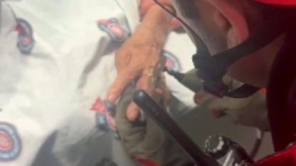 Hastanın parmağına sıkışan yüzüğü itfaiye ekipleri çıkardı