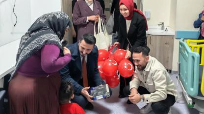 AK Parti Boyabat Teşkilatından minik hastalara 23 Nisan sürprizi