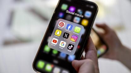 Anket: Gençler haberi sosyal medyadan, yaşlılar televizyondan takip ediyor