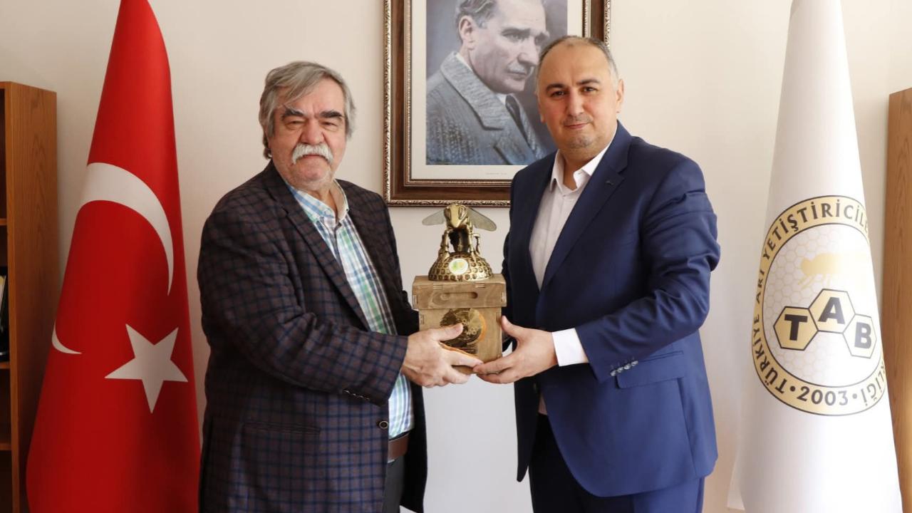Arıcılık sektöründen Prof. Dr. Emin Kuru’ya büyük onur