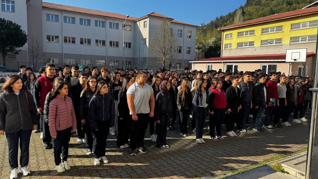 Ayancık'ta, okul saldırılarında hayatını kaybedenler anıldı