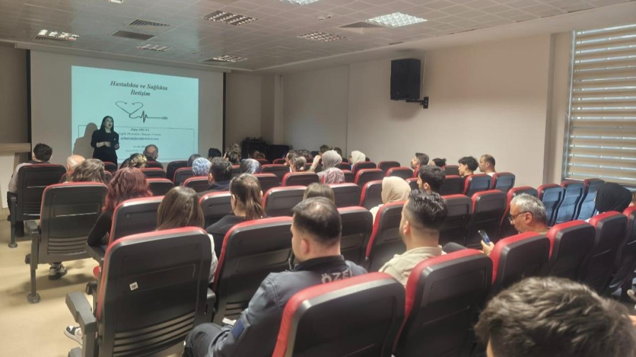 Ayancık'ta sağlık çalışanlarına iletişim eğitimi