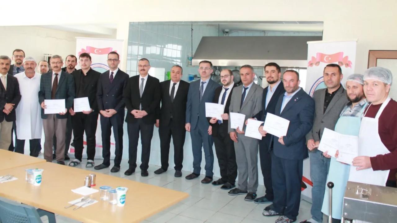 Boyabat’ta aşçılık kursu kursiyerleri sertifikalarını aldı