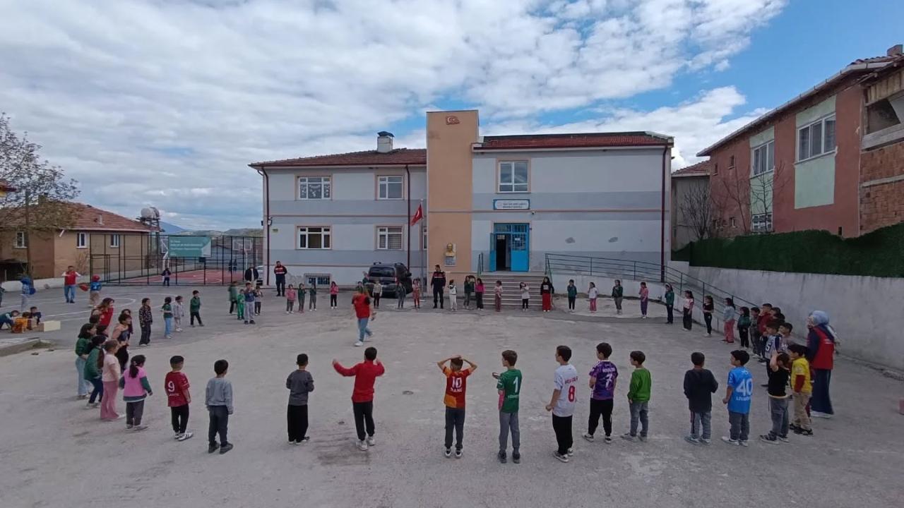 Boyabat'ta gençler köy okullarına sevgi ve enerji taşıdı