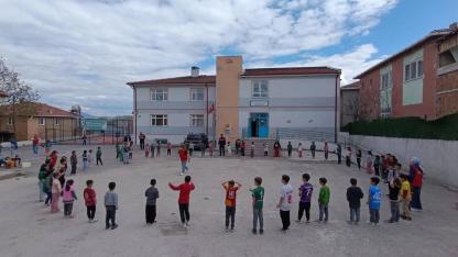 Boyabat'ta gençler köy okullarına sevgi ve enerji taşıdı