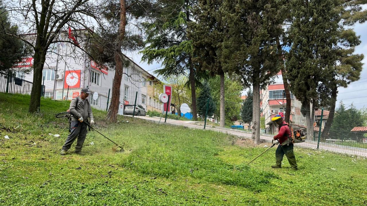 Boyabat’ta park ve bahçelerde temizlik seferberliği