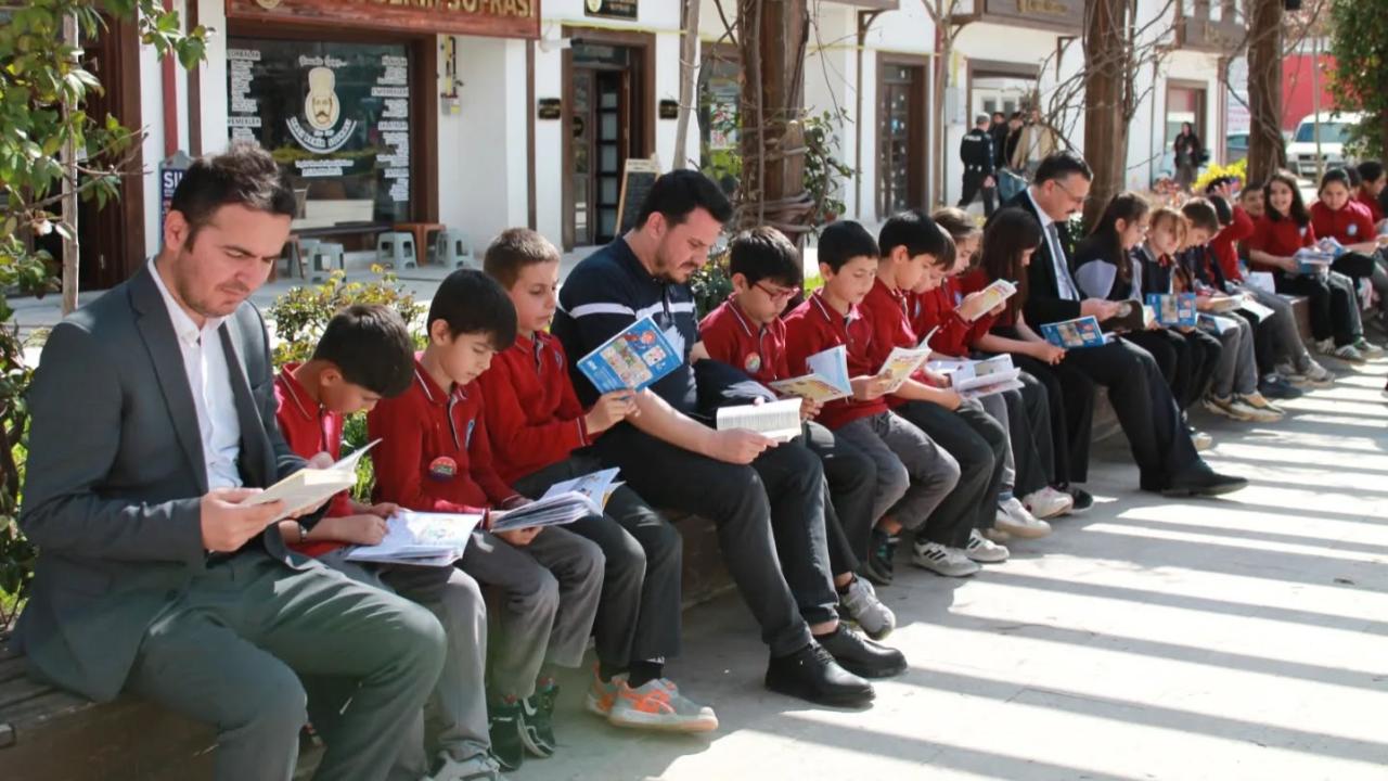Boyabat'ta protokol ve öğrenciler birlikte kitap okudu