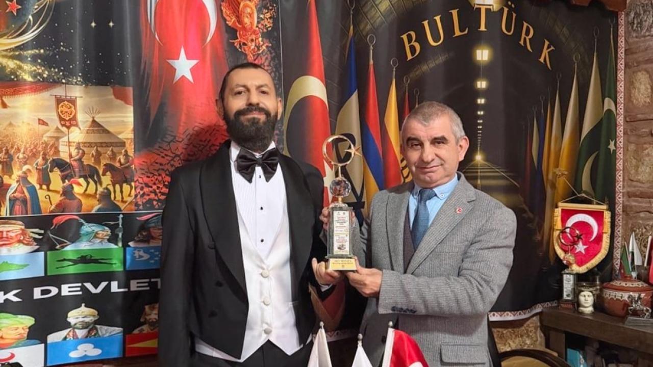BULTÜRK'ten Akif Manaf’a barış ödülü