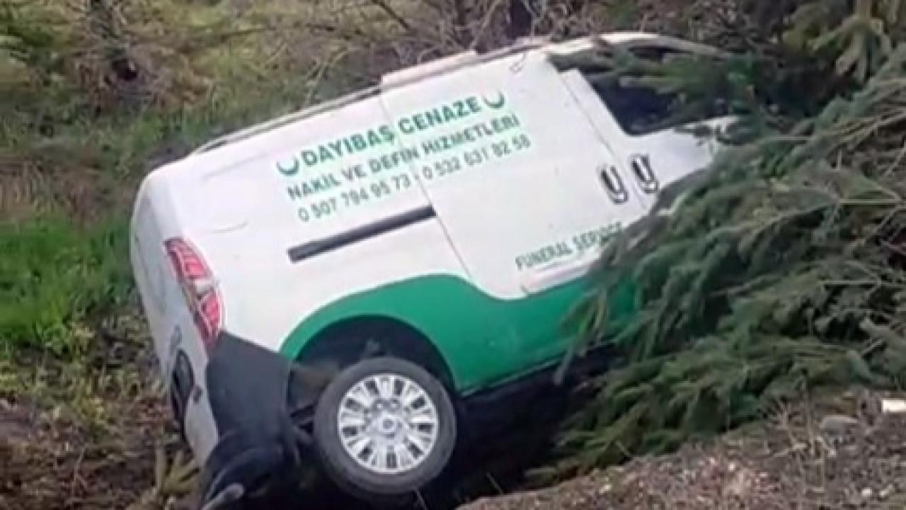 Cenaze nakil aracı kaza yaptı: 2 kişi yaralandı