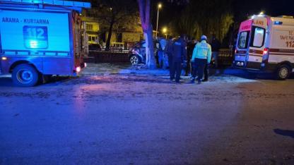 D100’de otomobil bariyerlere çarptı: 3 yaralı