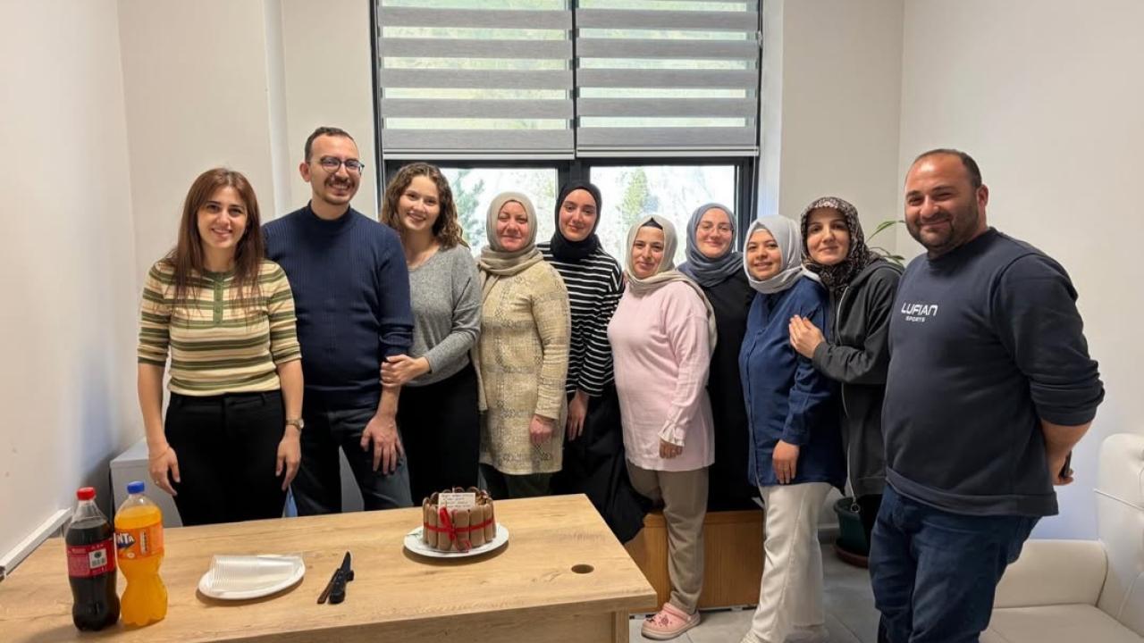 Doktorun tayini çıktı, mesai arkadaşları pasta kesti