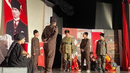 Gerze’de Cumhuriyet coşkusu sahnede devleşti: Genç tiyatrocular hayran bıraktı