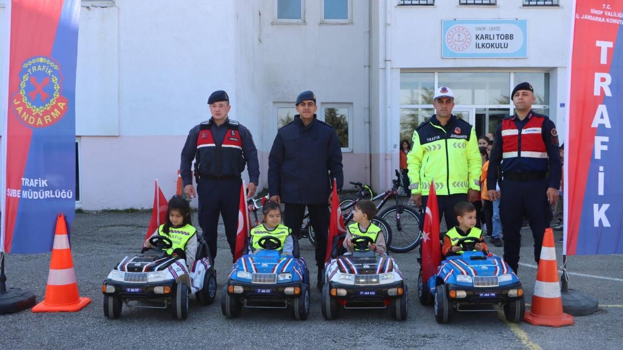 Gerze’de öğrencilere trafik güvenliği eğitimi verildi