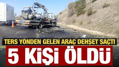 İki araç kafa kafaya çarpıştı: 5 kişi yaşamını yitirdi