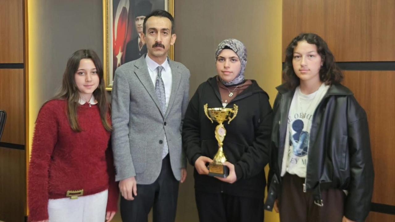 Kaymakam Ünal, bocce turnuvasında birinci olan öğrencileri ağırladı