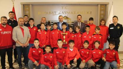 Kaymakam Yılmaz başarılı sporcuları makamında ağırladı