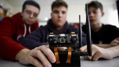 Liselilerin görme engelliler için geliştirdiği robota çifte ödül