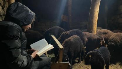 Gündüz hayvan bakıyor gece hayalleri için çalışıyor