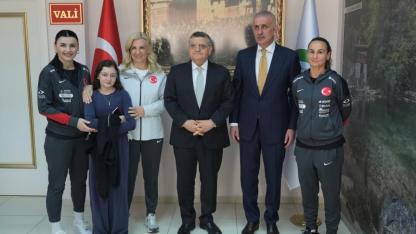 TFF Heyeti ve Kadın Millî Takımı’ndan Vali Özarslan’a ziyaret