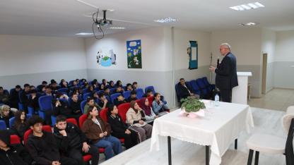 Rektör Yardımcısı Yılmaz tecrübelerini gençlerle paylaştı