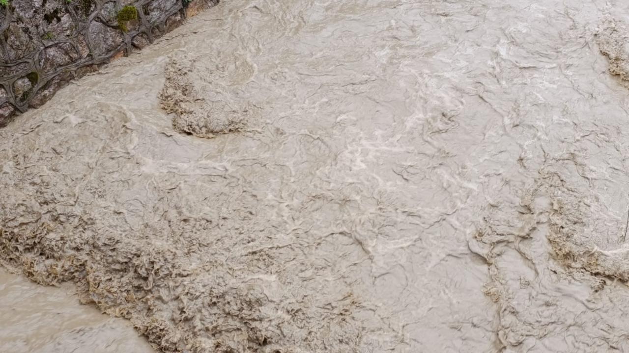 Sağanak sonrası yollar çamura bulandı