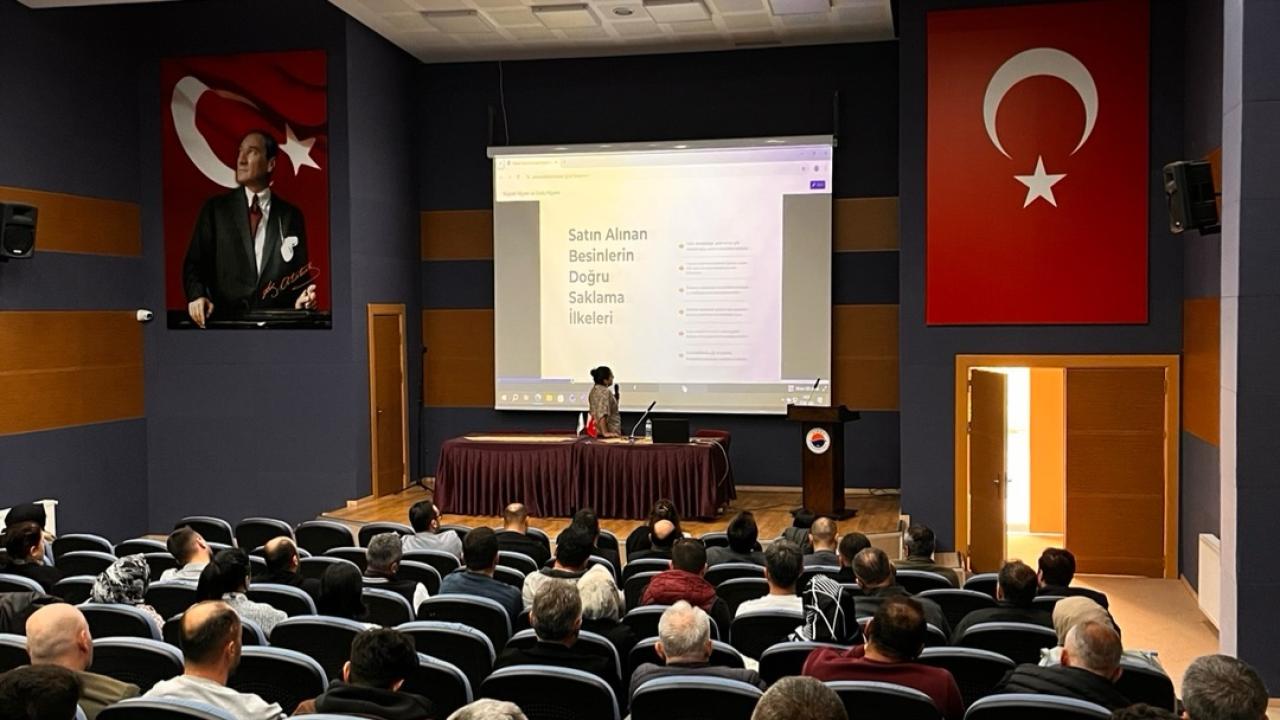 Sinop Üniversitesi'nde temizlik personeline hijyen eğitimi