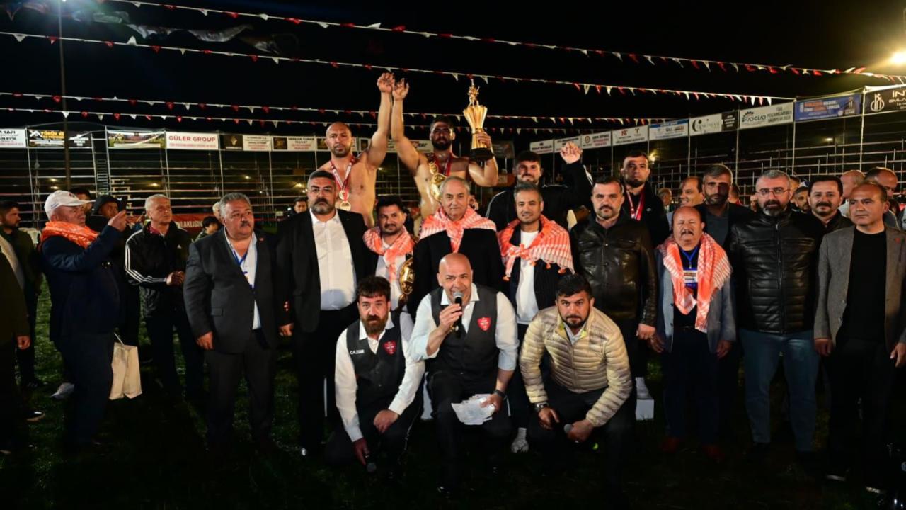 Sinoplu pehlivan Antalya'da kürsüye çıktı