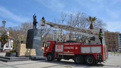 Sinop'ta Atatürk Anıtı itfaiye ekiplerince temizlendi