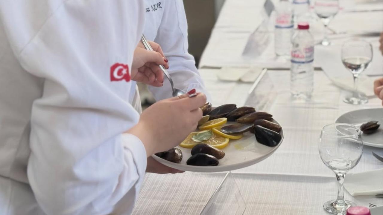 Sinop'ta geleceğin şefleri en lezzetli midye dolmayı yapmak için yarıştı