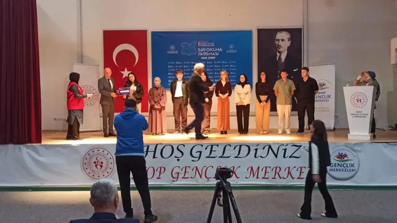 Sinop’ta genç yürekler mısralarla yarıştı