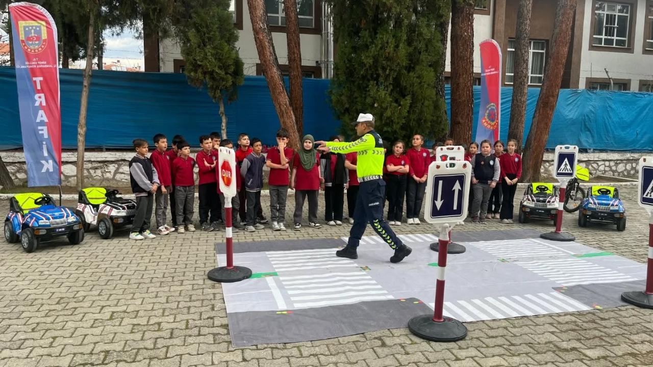 Sinop'ta minikler trafiği eğlenerek öğrendi