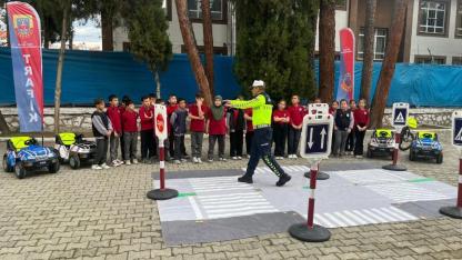 Sinop'ta minikler trafiği eğlenerek öğrendi