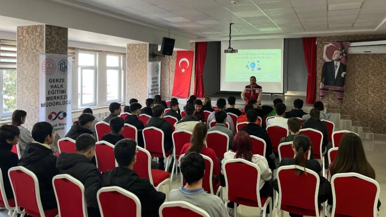 Sinop'ta öğrenciler dijital güvenlik ve akran nezaketi konularında bilgilendirildi
