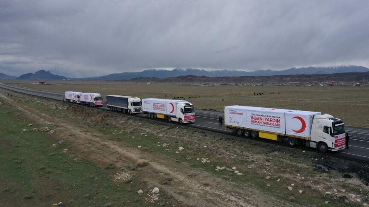 Türk Kızılayın insani yardım malzemelerini taşıyan 4 tırı İran'a geçti